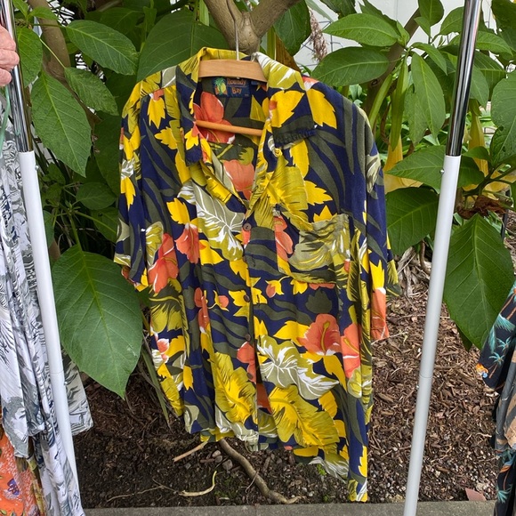🛍️On Sale 🛍️ Vintage men’s Hawaiian shirt - Picture 1 of 7